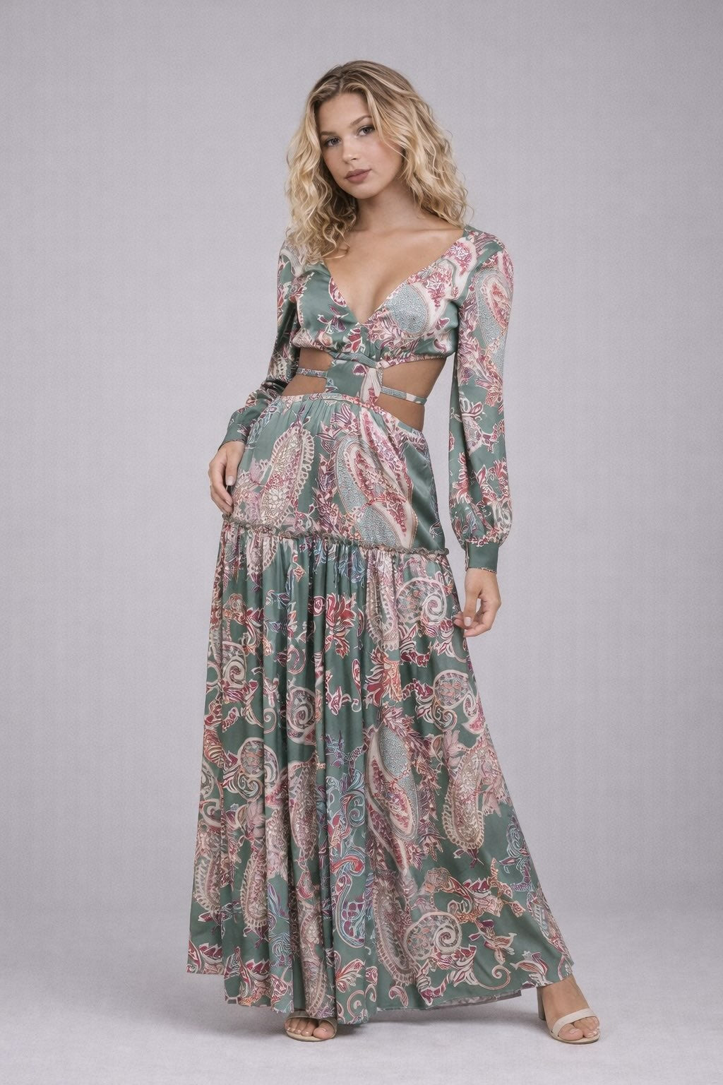 Robe longue imprimée à décolleté V plongeant découpes à la taille avec liens taille élastiquée manches longues et jupe à volants | Dressie Dress