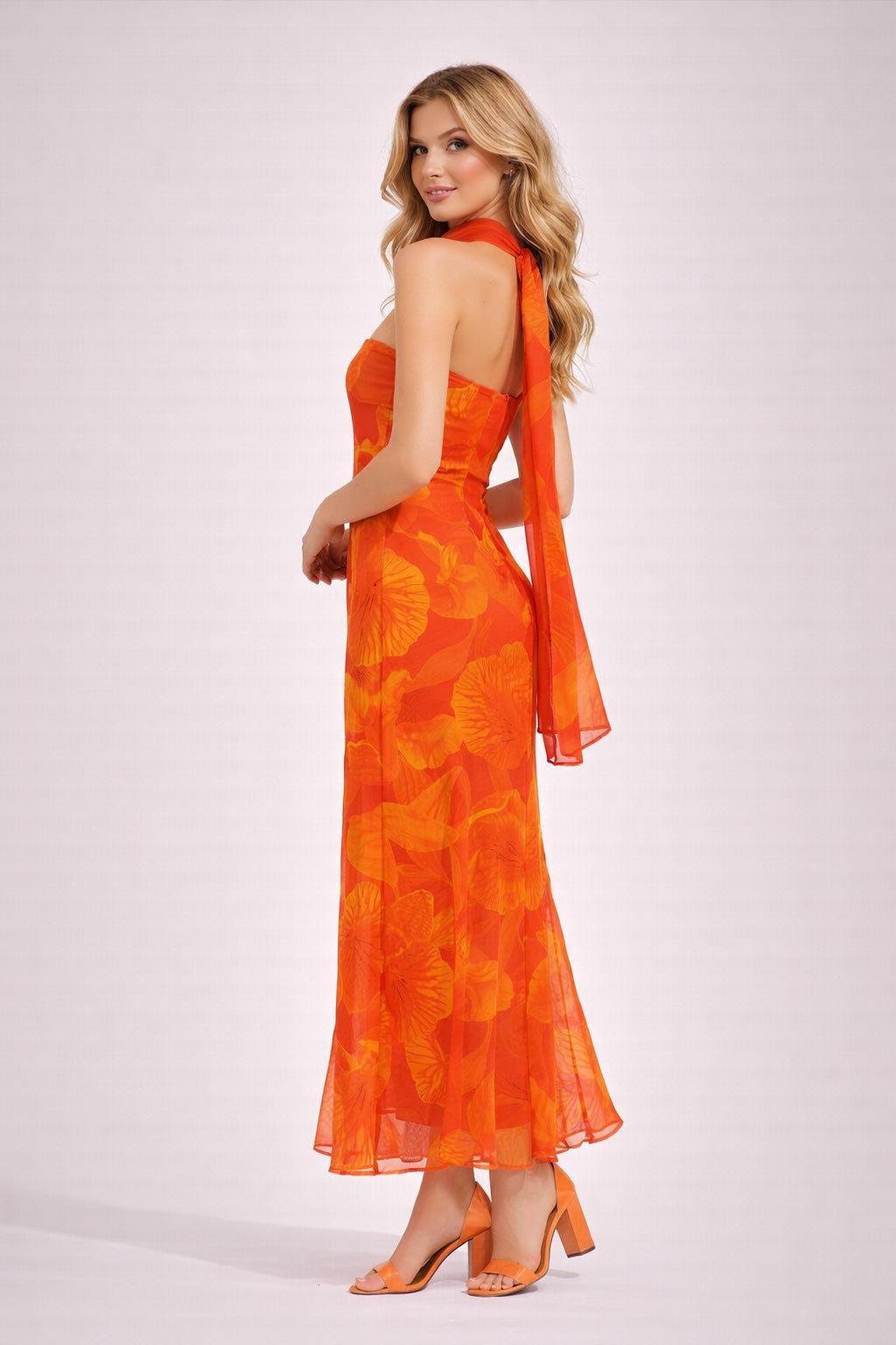 Robe longue moulante imprimée pour femme avec encolure bandeau, taille marquée et détail foulard, style sirène sophistiqué.