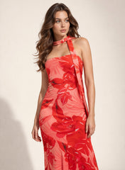 Robe longue moulante imprimée pour femme, encolure bandeau, taille marquée et détail foulard, style sirène sophistiqué.