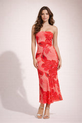 Robe longue moulante imprimée pour femme avec encolure bandeau, taille marquée et détail foulard, style sirène sophistiqué.