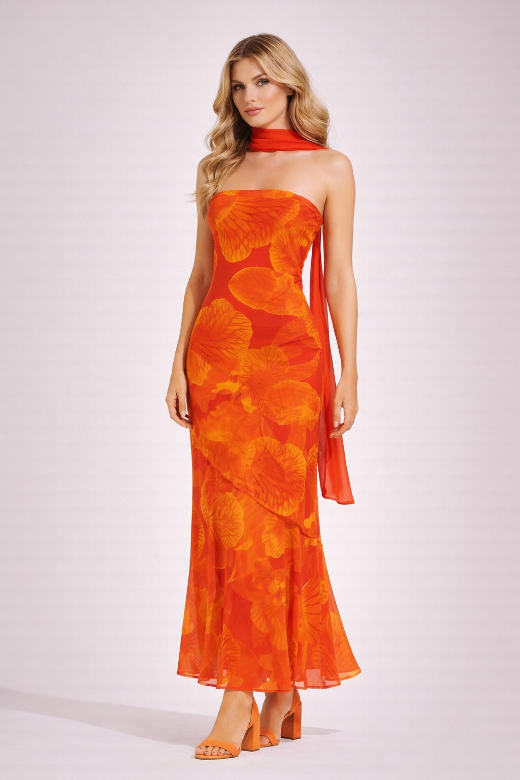 Robe longue moulante imprimée pour femme avec encolure bandeau, taille marquée, finition sirène et détail foulard, élégante et sophistiquée.