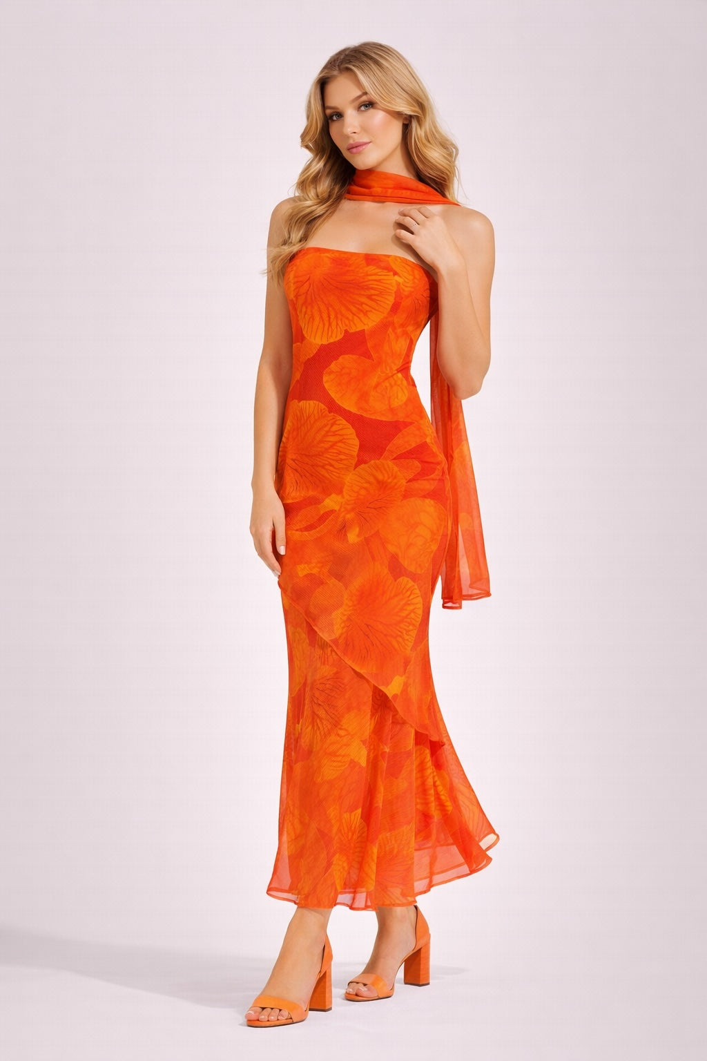 Robe longue moulante imprimée pour femme de marque Dressie Dress, encolure bandeau, taille marquée et détail foulard, style sirène.