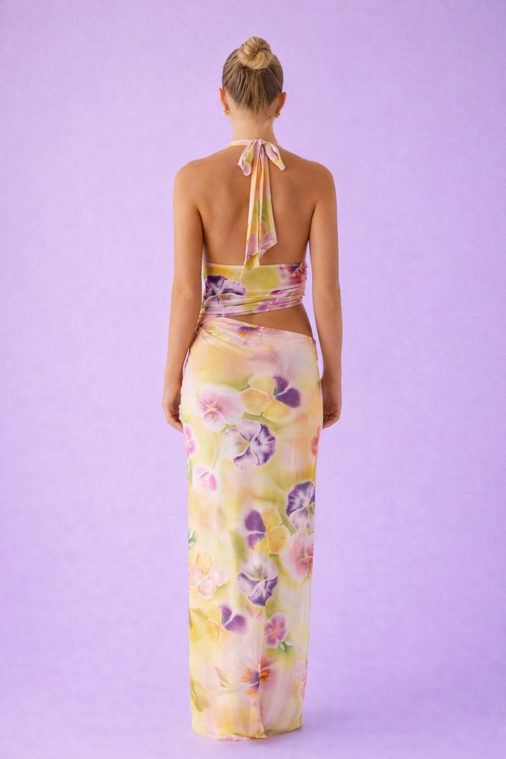 Robe longue fleurie pour femme, style sexy, décolleté plongeant, col halter, taille ajourée, dos nu, marque Dressie Dress.