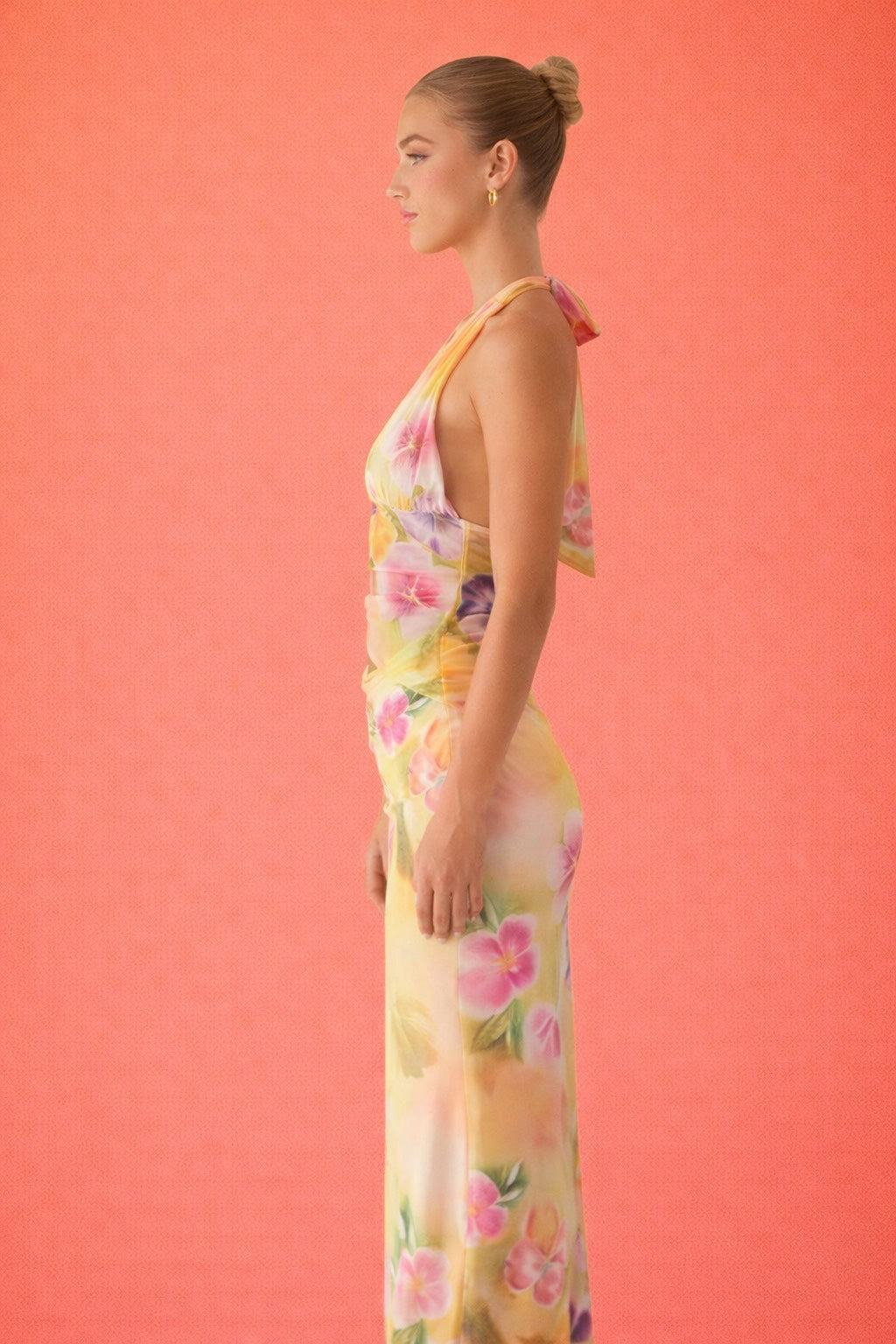 Robe longue imprimée fleurie femme Dressie Dress avec col halter, décolleté plongeant, taille ajourée, drapé croisé et dos nu.