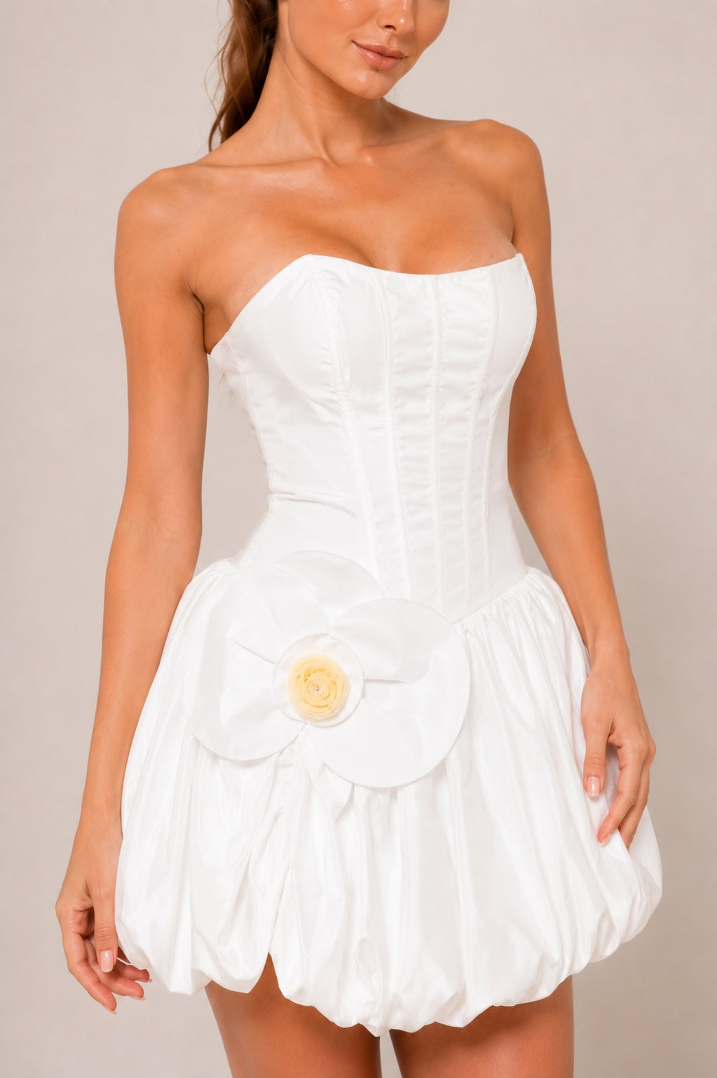 Robe courte habillée pour femme avec bustier, corset lacé, jupe boule et grande fleur 3D, de la marque Dressie Dress.
