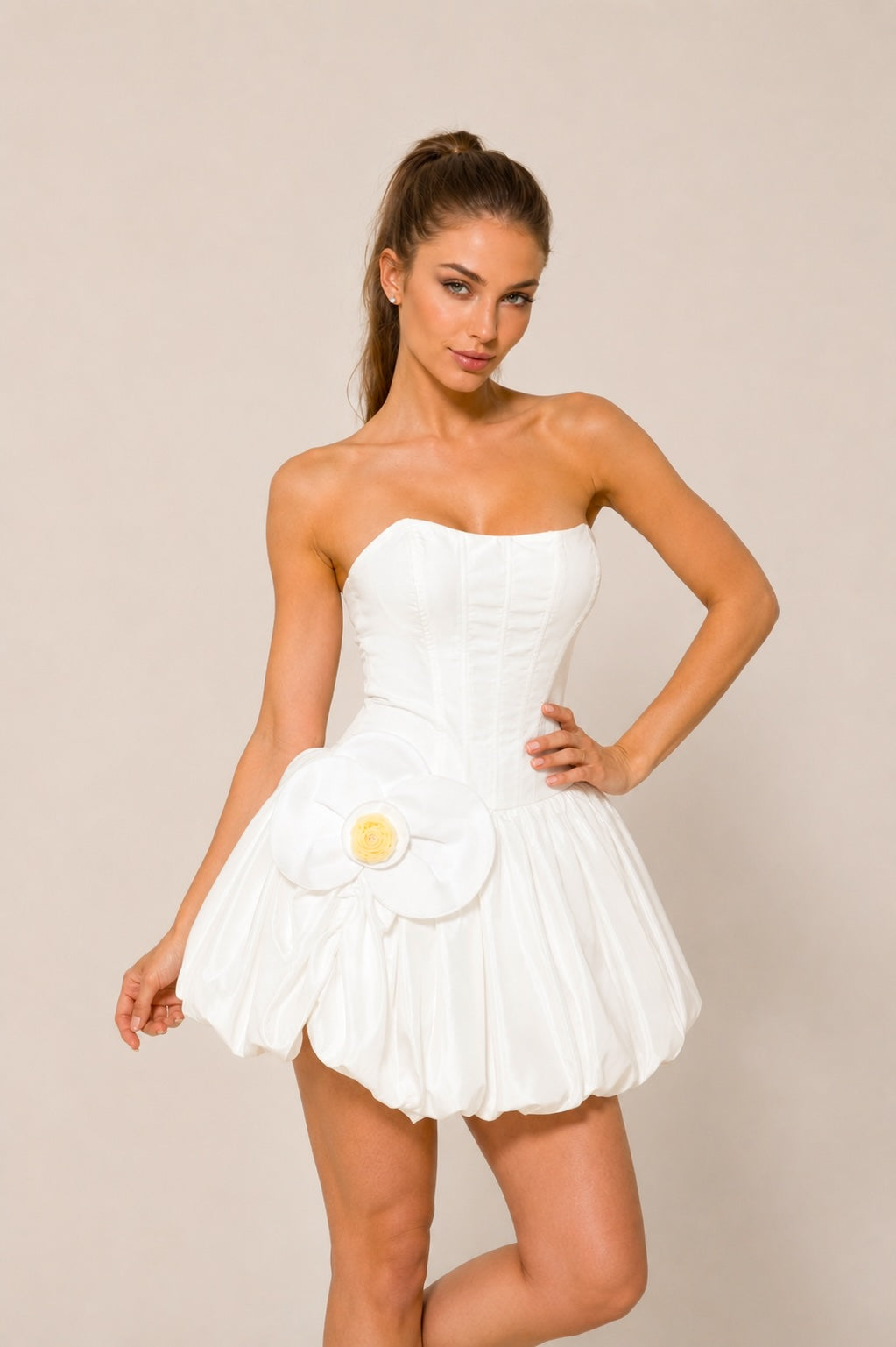 Robe courte habillée pour femme de Dressie Dress avec bustier, corset lacé dans le dos, jupe boule et grande fleur 3D.