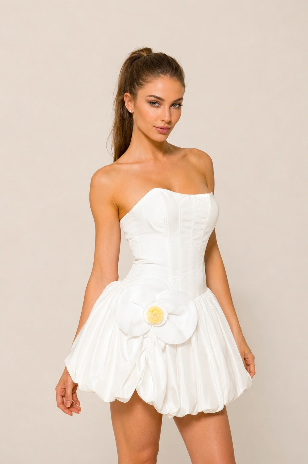 Robe courte habillée pour femme avec bustier, corset lacé, jupe boule et grande fleur 3D, de la marque Dressie Dress.