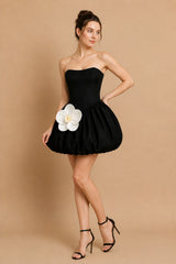 Robe courte noire pour femme de Dressie Dress avec bustier, corset lacé, jupe boule et grande fleur 3D visible sur l'image