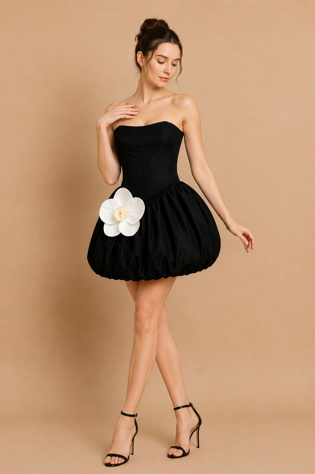 Robe courte habillée femme Dressie Dress noire avec bustier, corset lacé dos, jupe boule et grande fleur 3D.