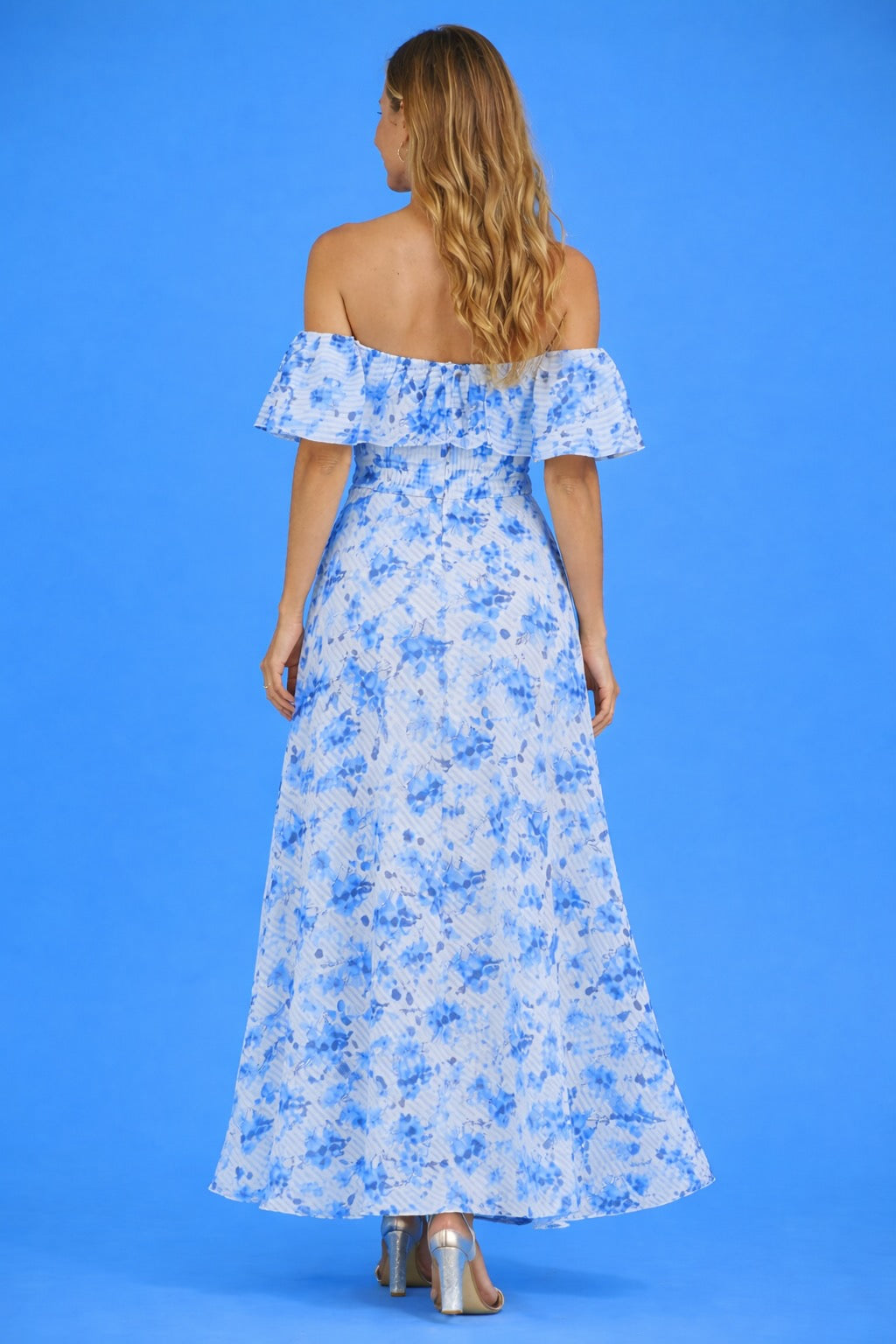 Robe longue florale bleue pour femme avec épaules dénudées, manches volantées, effet cape, ceinture et jupe fluide, Dressie Dress