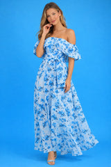 Robe longue imprimée fleurie bleue pour femme, épaules dénudées, manches volantées, taille ceinturée et jupe fluide.