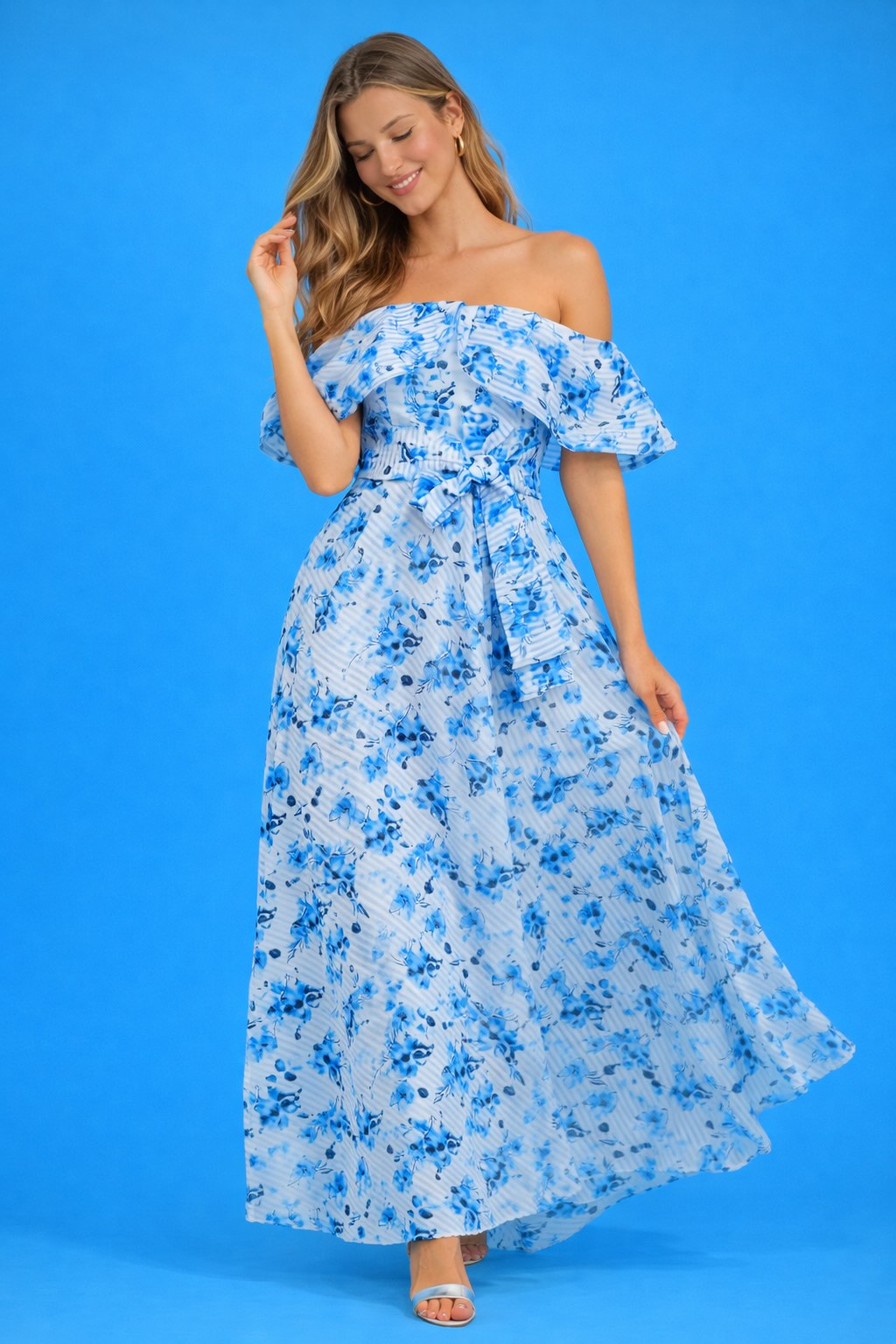 Robe longue femme imprimée fleurie bleue avec épaules dénudées, manches volantées effet cape et jupe fluide, marque Dressie Dress