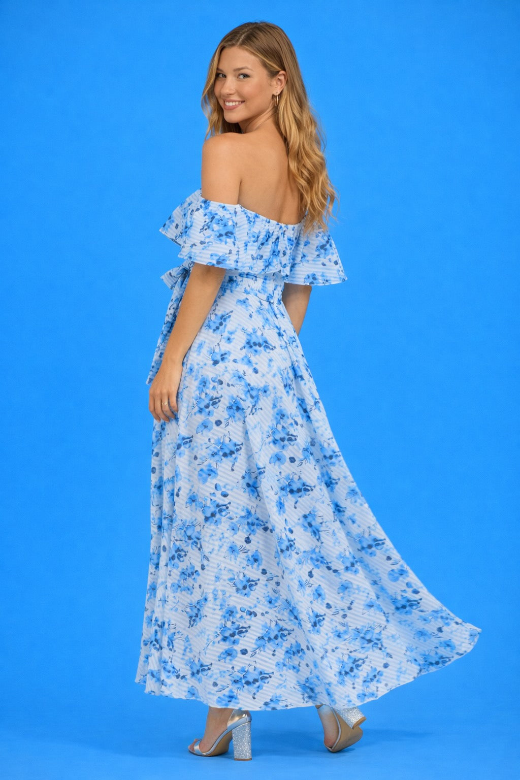 Robe longue fleurie bleue pour femme avec épaules dénudées, manches volantées, ceinture et jupe fluide, marque Dressie Dress