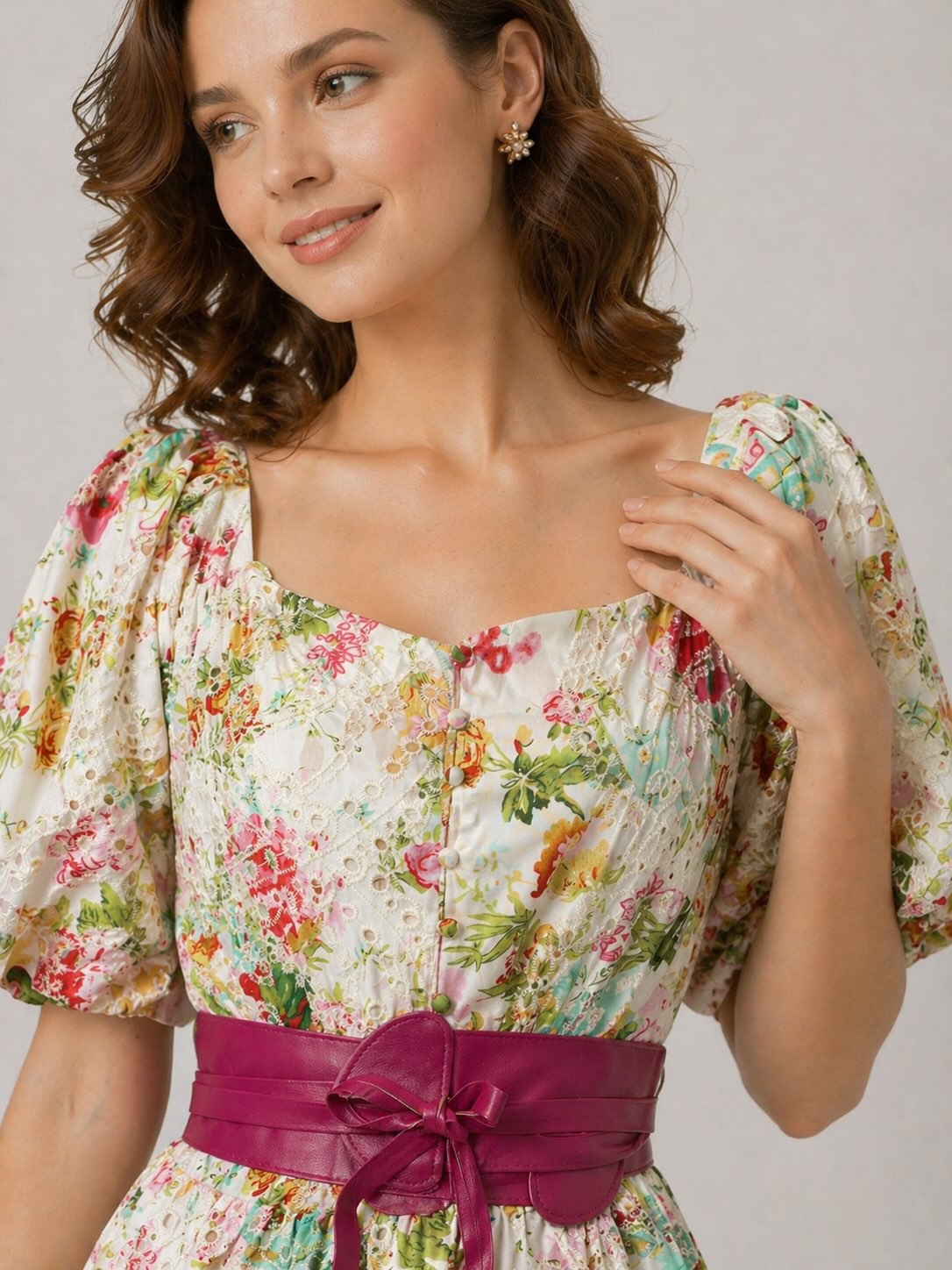 Robe fleurie brodée pour femme avec manches bouffantes, boutons devant et large ceinture à nouer, par Dressie Dress