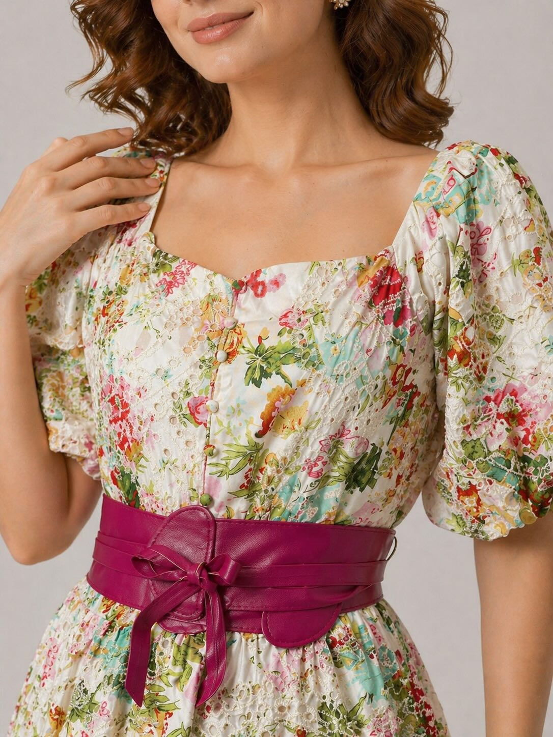 Robe fleurie brodée pour femme avec manches bouffantes, boutons devant et large ceinture à nouer, marque Dressie Dress.