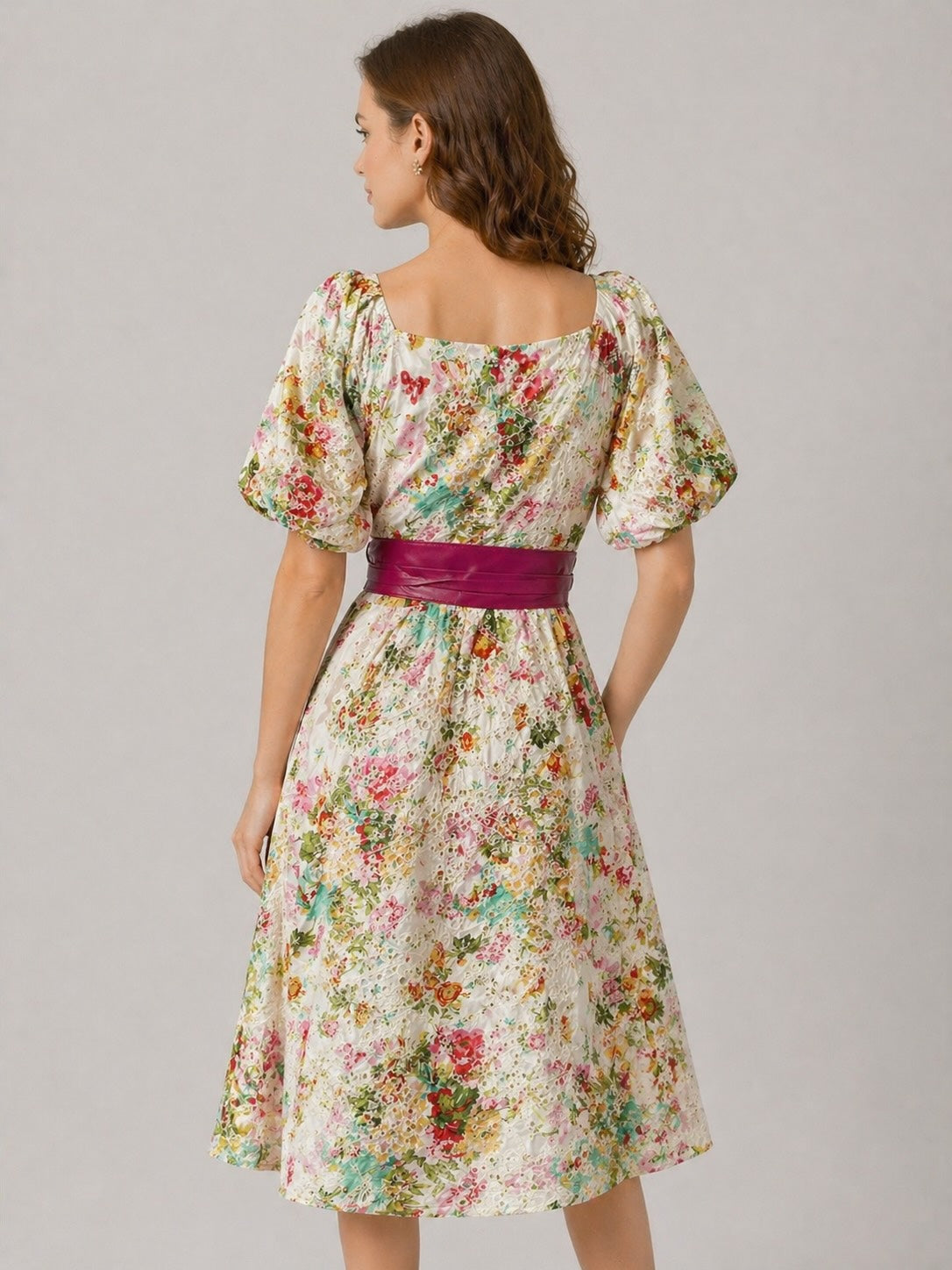 Robe fleurie pour femme Dressie Dress avec manches bouffantes, broderies, boutons devant et large ceinture à nouer.
