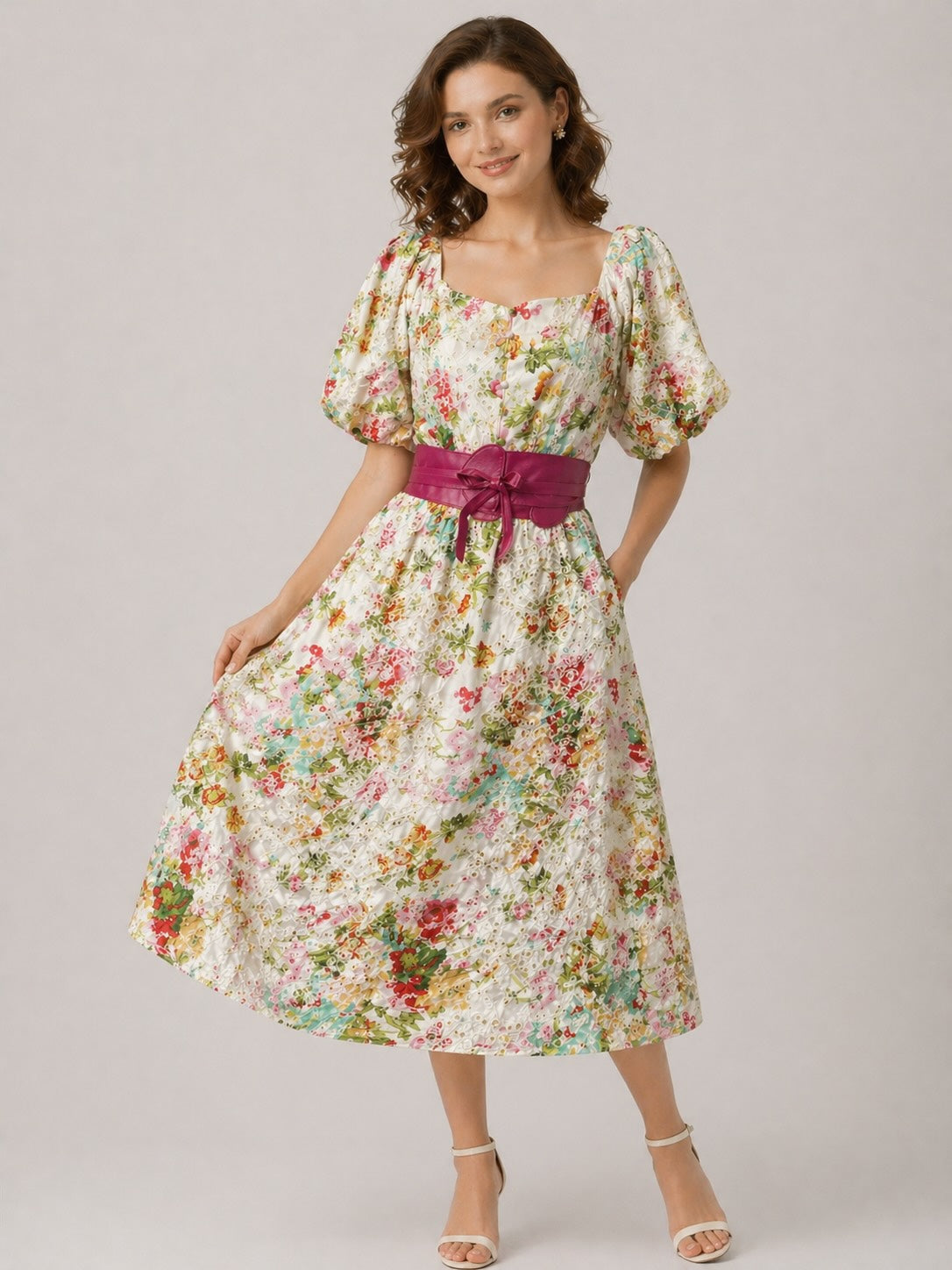 Robe fleurie brodée pour femme avec manches bouffantes, boutons devant et large ceinture à nouer, de la marque Dressie Dress