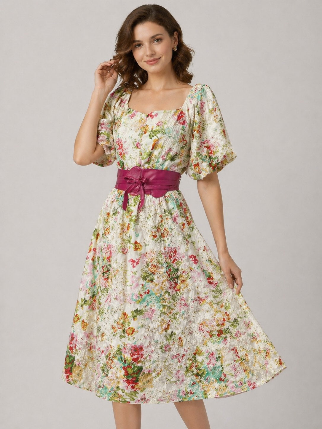 Robe fleurie brodée pour femme avec manches bouffantes, boutons devant et large ceinture à nouer, par Dressie Dress