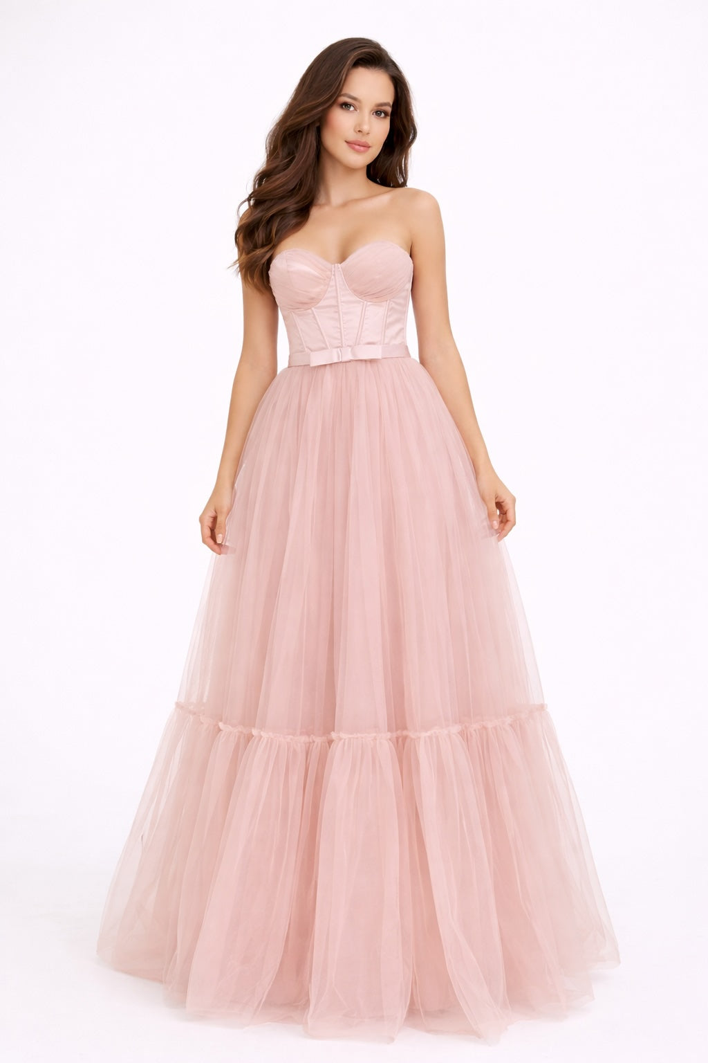 Robe longue femme Dressie Dress avec bustier structuré, corsage, nœud à la taille et superposition de tulle sophistiquée.