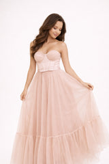 Robe longue femme Dressie Dress en tulle avec bustier structuré, corsage, nœud à la taille et superposition élégante.