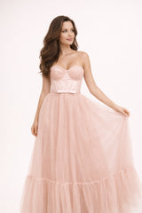 Robe longue femme Dressie Dress avec bustier structuré, corsage galbé, petit nœud à la taille et superposition de tulle sophistiquée.