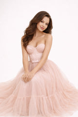 Robe longue femme Dressie Dress avec bustier structuré, corsage, nœud à la taille et superposition de tulle sophistiquée.