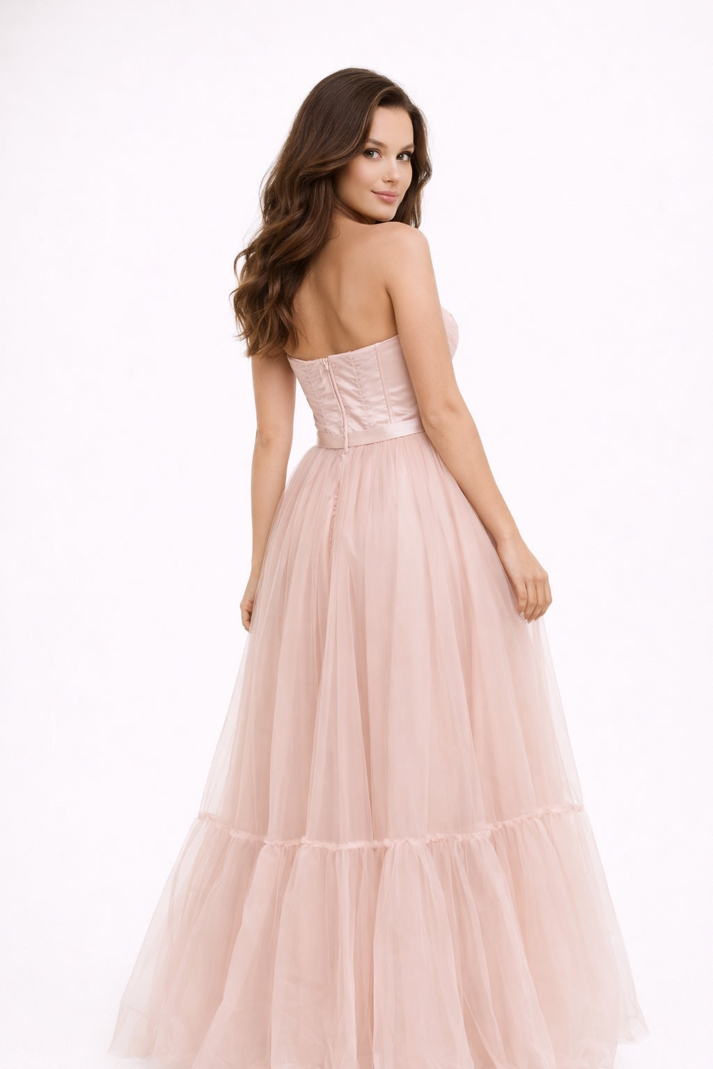 Robe longue femme Dressie Dress avec bustier structuré, corsage, nœud à la taille et superposition de tulle élégante.