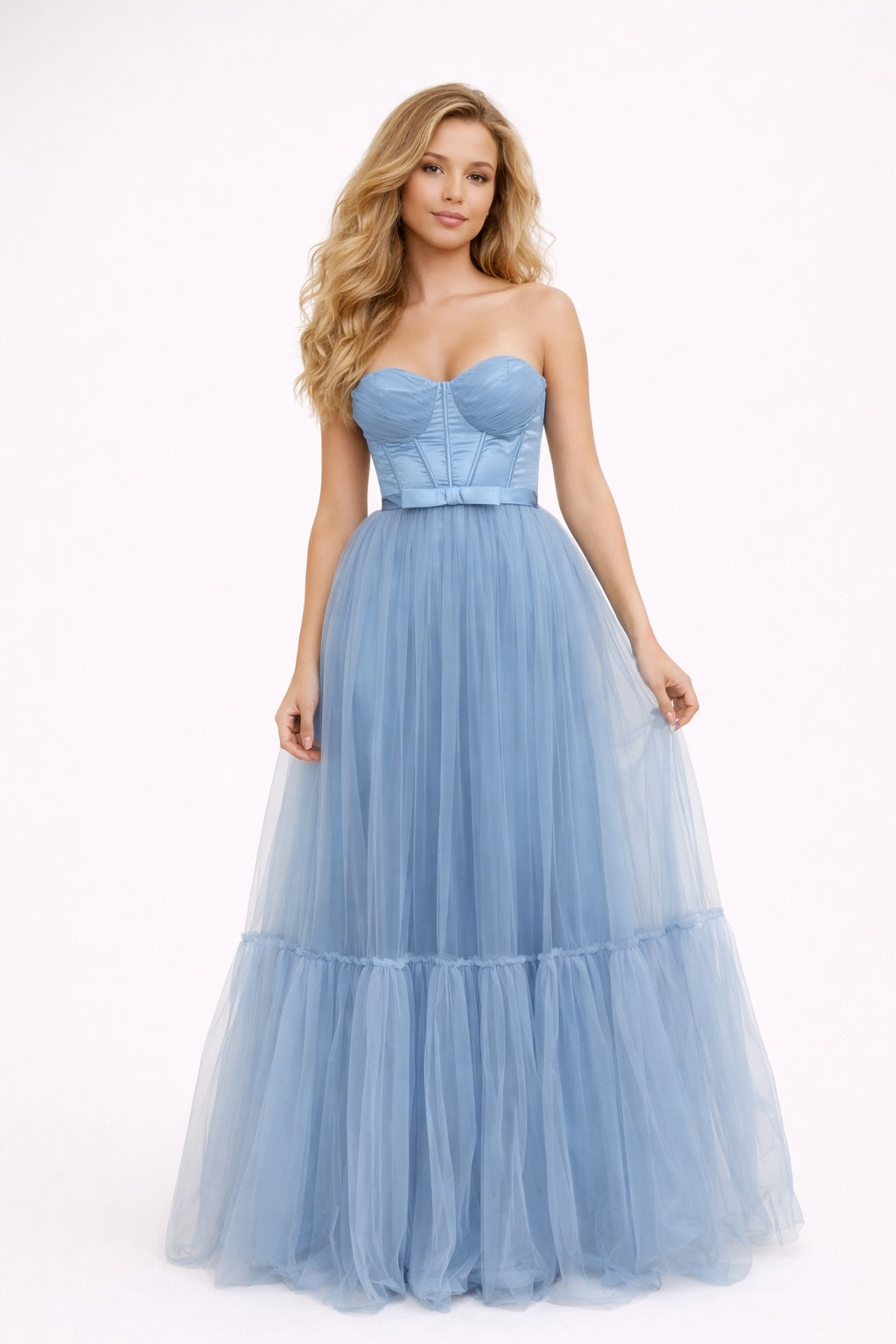 Robe longue femme Dressie Dress en tulle bleue avec bustier structuré, corsage, nœud à la taille et superposition élégante.