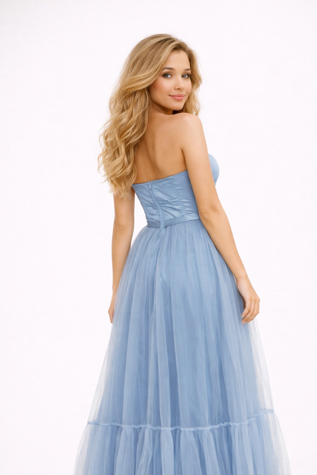 Robe longue femme Dressie Dress en tulle bleu avec bustier structuré, corsage, nœud à la taille et superposition élégante.
