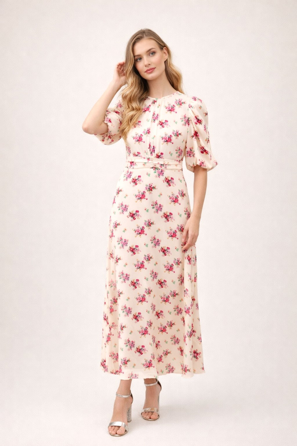 Robe femme imprimée fleurie Dressie Dress, à col rond, manches bouffantes, taille ceinturée, silhouette mi-longue évasée.