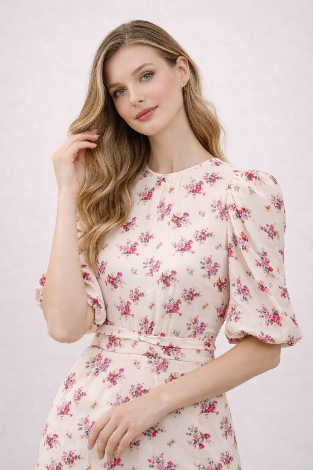 Robe femme midi évasée imprimée fleurs, col rond, manches bouffantes, ceinture à la taille, marque Dressie Dress.