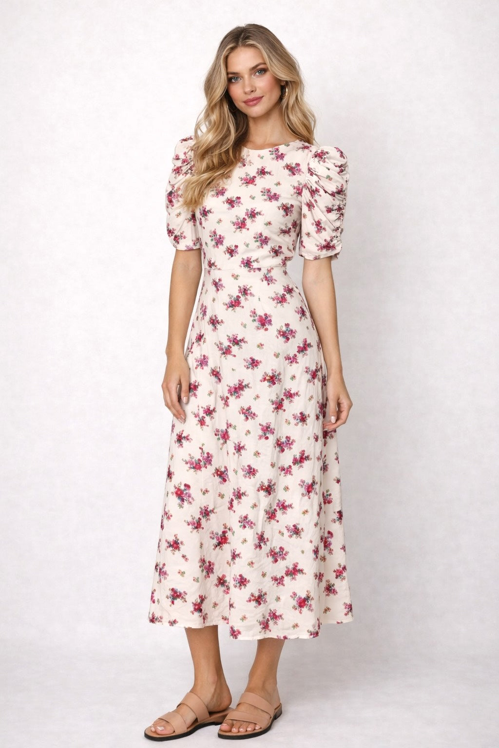 Robe femme Dressie Dress imprimée fleurie, col rond, manches courtes bouffantes, taille cintrée, robe midi évasée élégante.