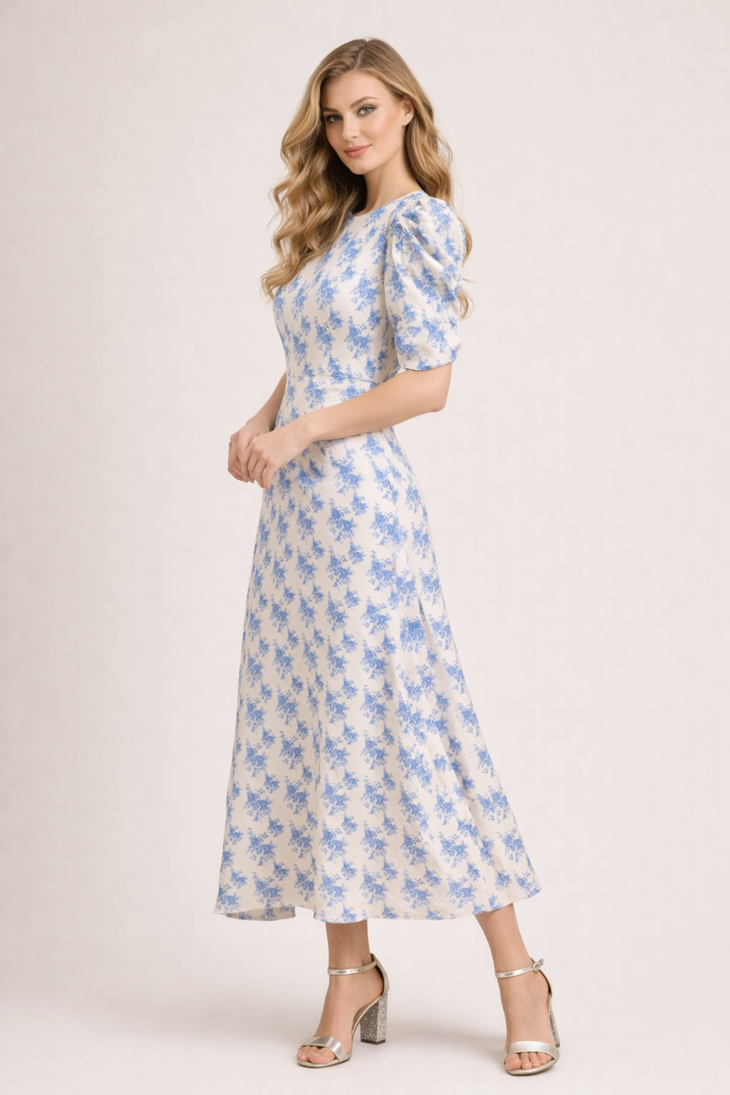 Robe midi évasée pour femme, imprimée fleuri, col rond, manches courtes bouffantes, taille cintrée, style français élégant.