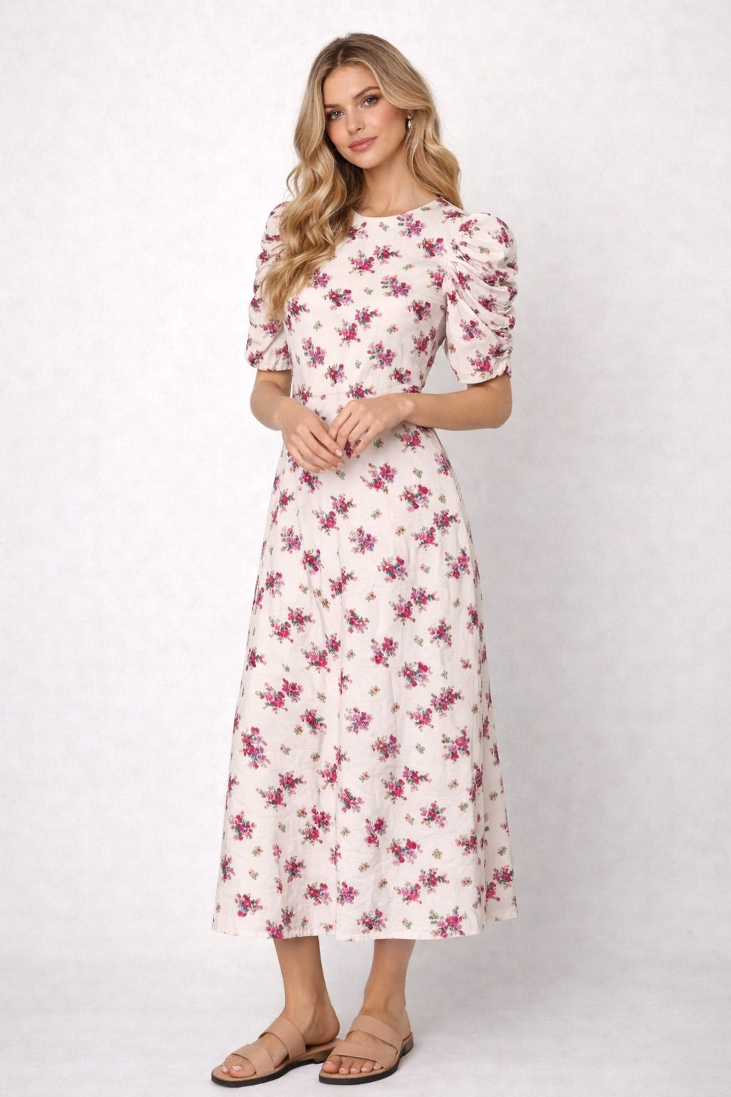 Robe femme imprimée fleurie Dressie Dress avec col rond, manches courtes bouffantes et taille cintrée, robe midi évasée élégante