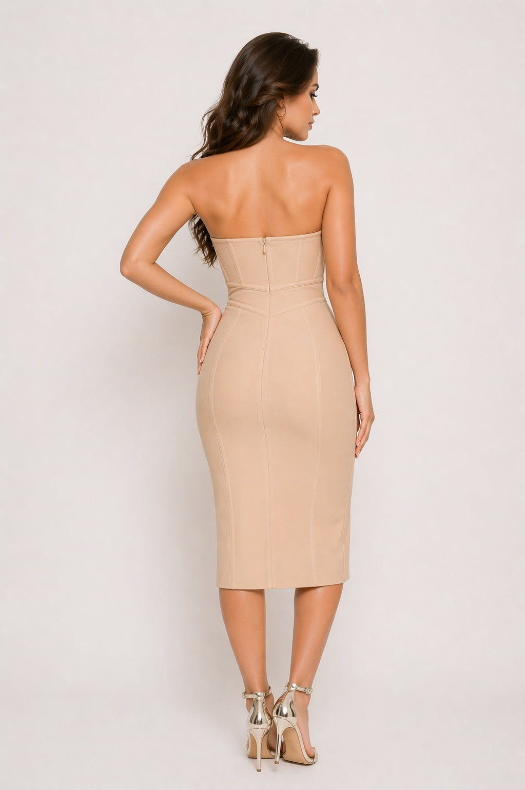 Robe bandage midi beige pour femme, moulante avec bustier, coupe corset, fente avant, idéale pour soirée élégante.