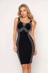 Robe bandage mi-longue sans manches avec larges bretelles, col arrondi et détails de strass, silhouette sculptée par Dressie Dress