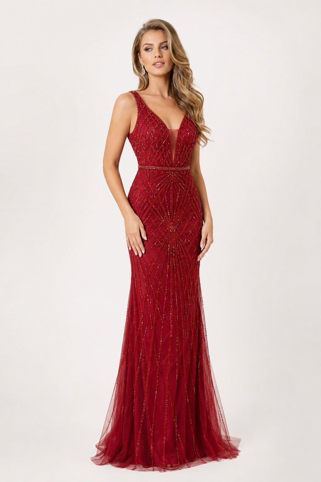 Robe de soirée longue sirène rouge pour femme avec décolleté en V, tulle illusion perlé et taille marquée, élégante et glamour.