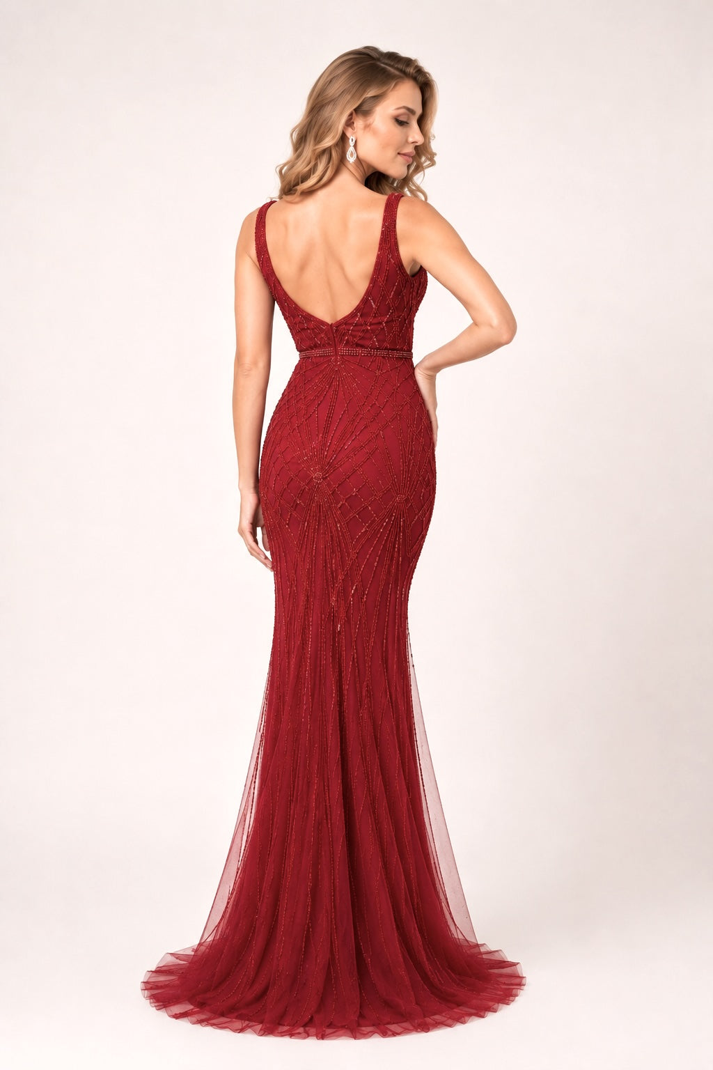 Robe de soirée longue sirène rouge pour femme avec décolleté en V, tulle illusion perlé et taille marquée, marque Dressie Dress.