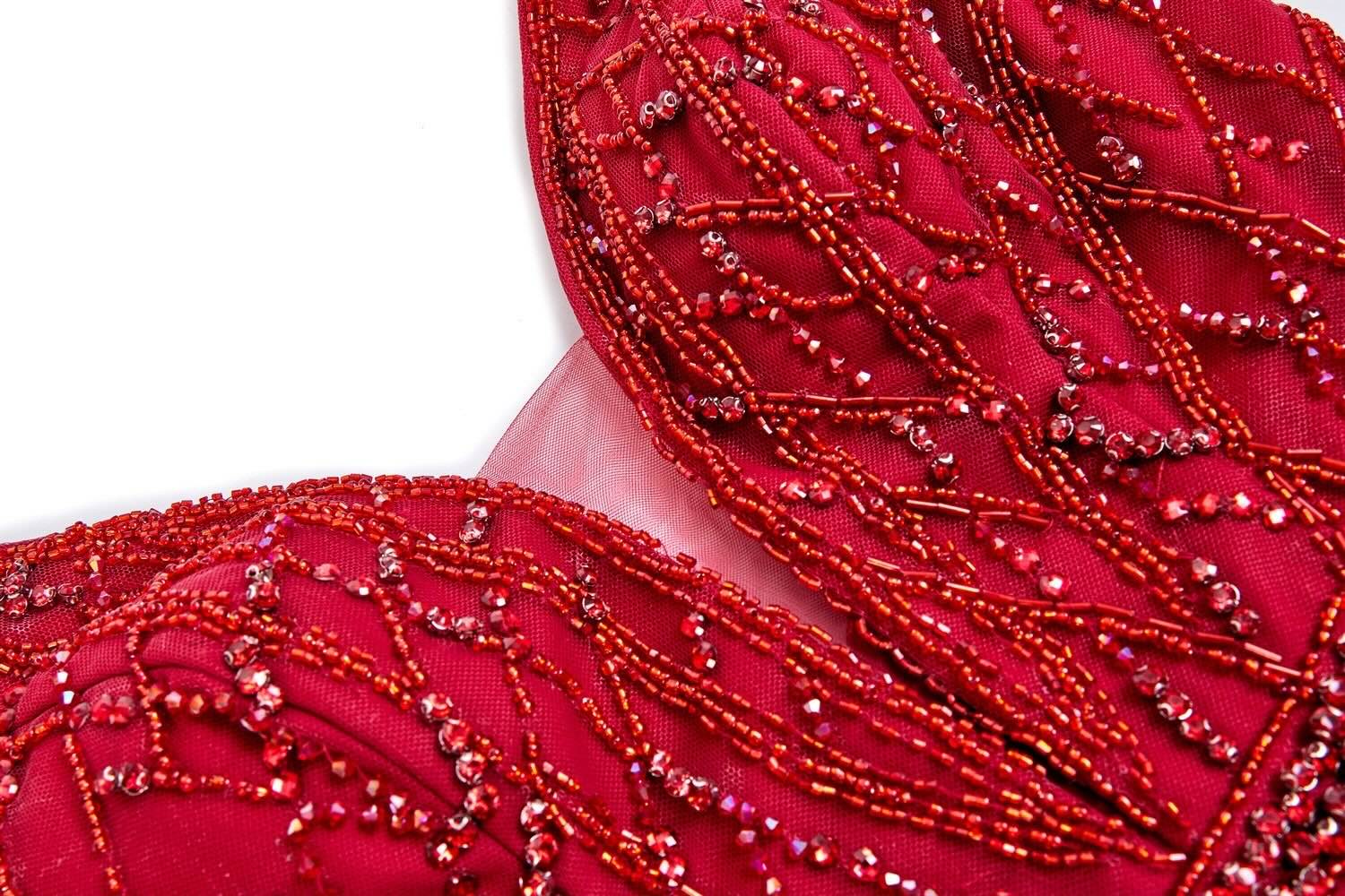 Robe de soirée longue sirène rouge Dressie Dress avec décolleté en V, tulle illusion perlé et taille marquée, look glamour.
