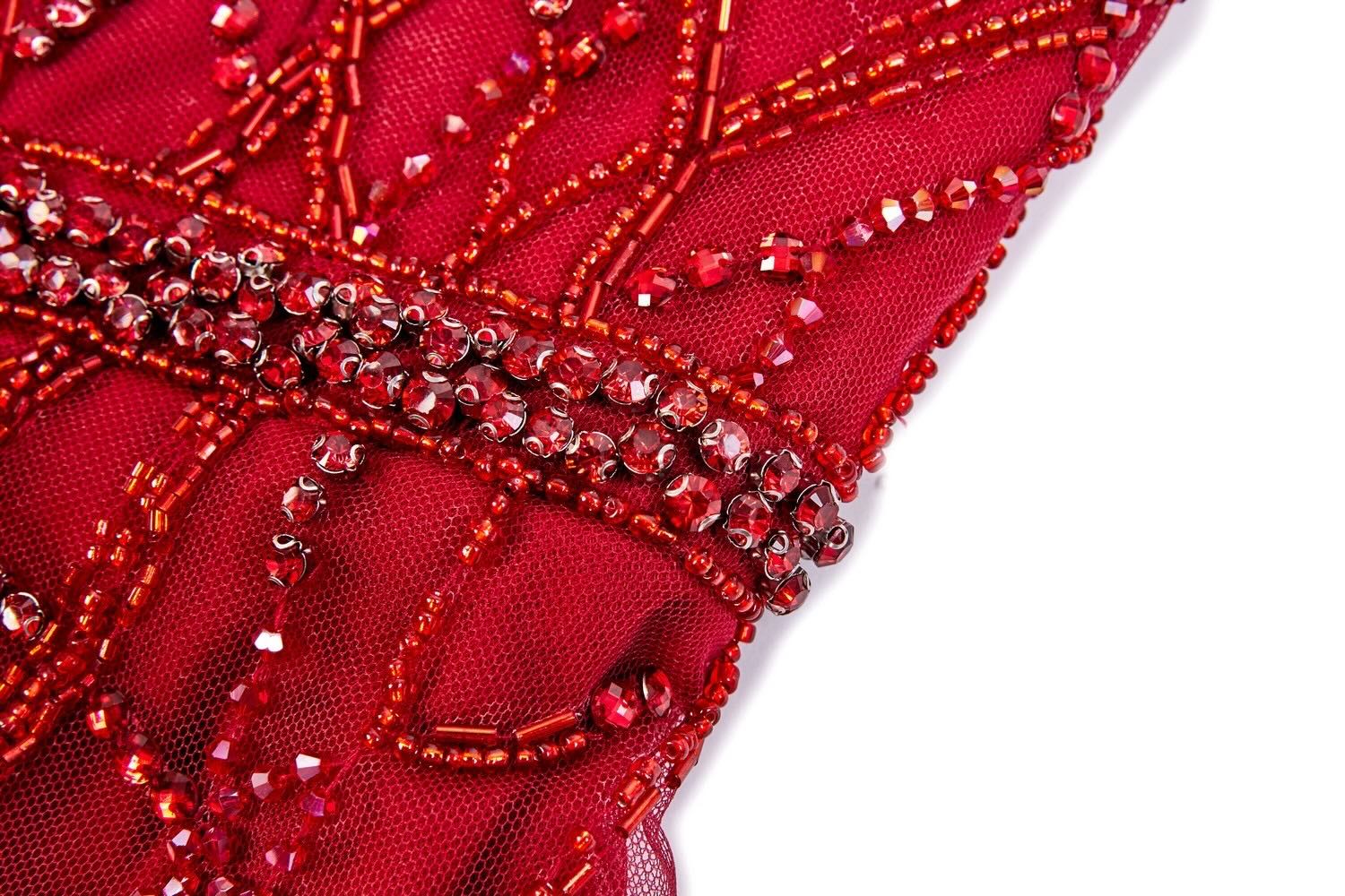 Robe de soirée longue sirène rouge de Dressie Dress avec décolleté V, tulle illusion perlé et taille marquée, style glamour.