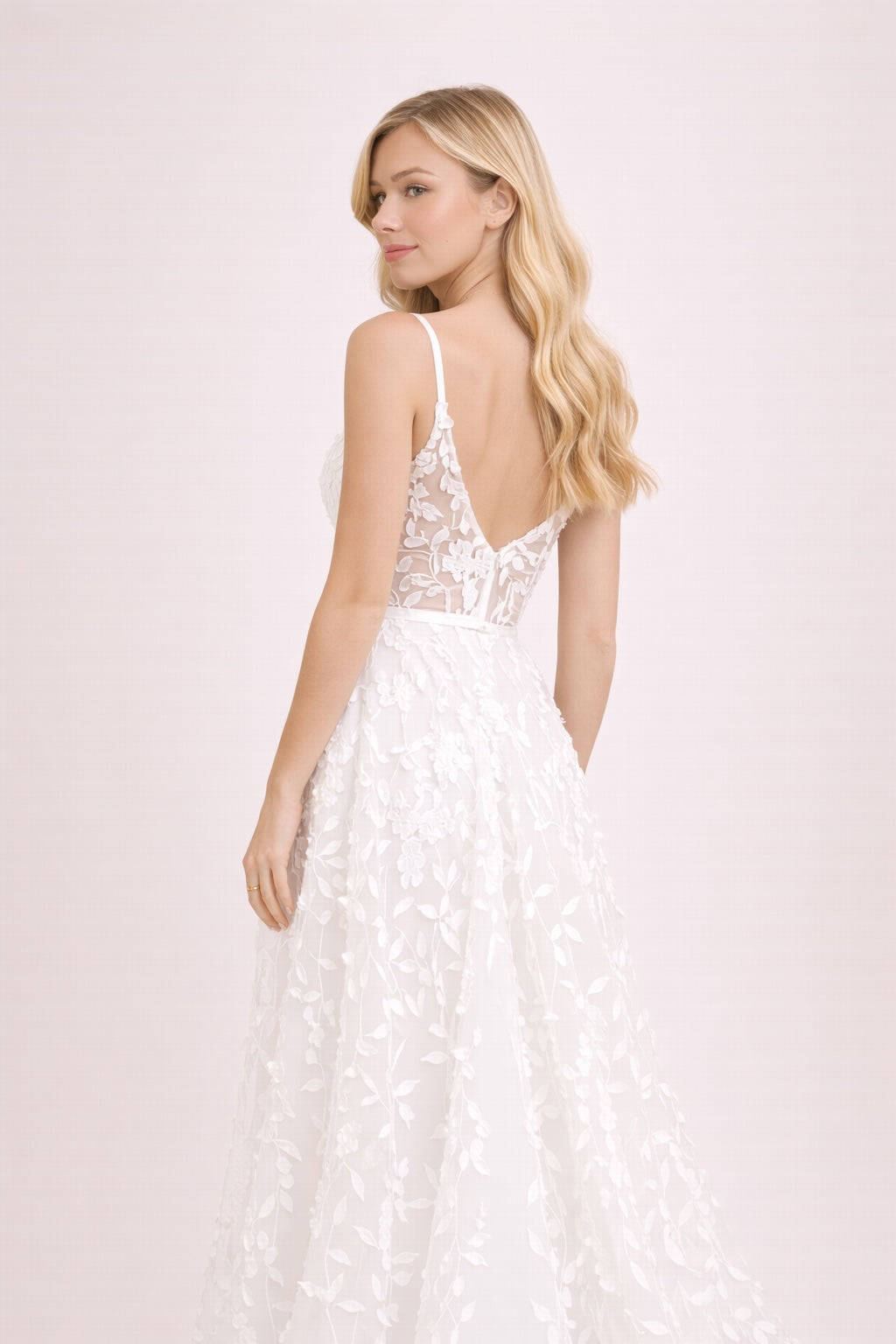 Robe de mariage avec décolleté V plongeant en tulle illusion broderies florales 3D fines bretelles dos en V et traîne légère | Dressie Dress - Dressie Dress