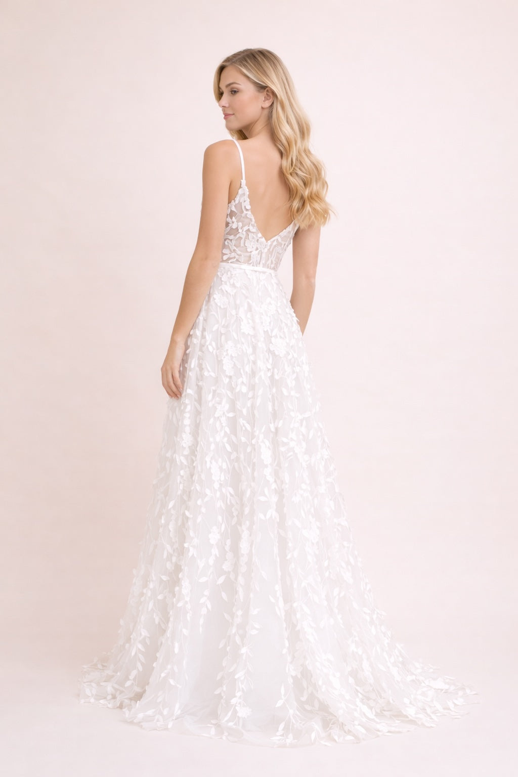Robe de mariage avec décolleté V plongeant en tulle illusion broderies florales 3D fines bretelles dos en V et traîne légère | Dressie Dress - Dressie Dress