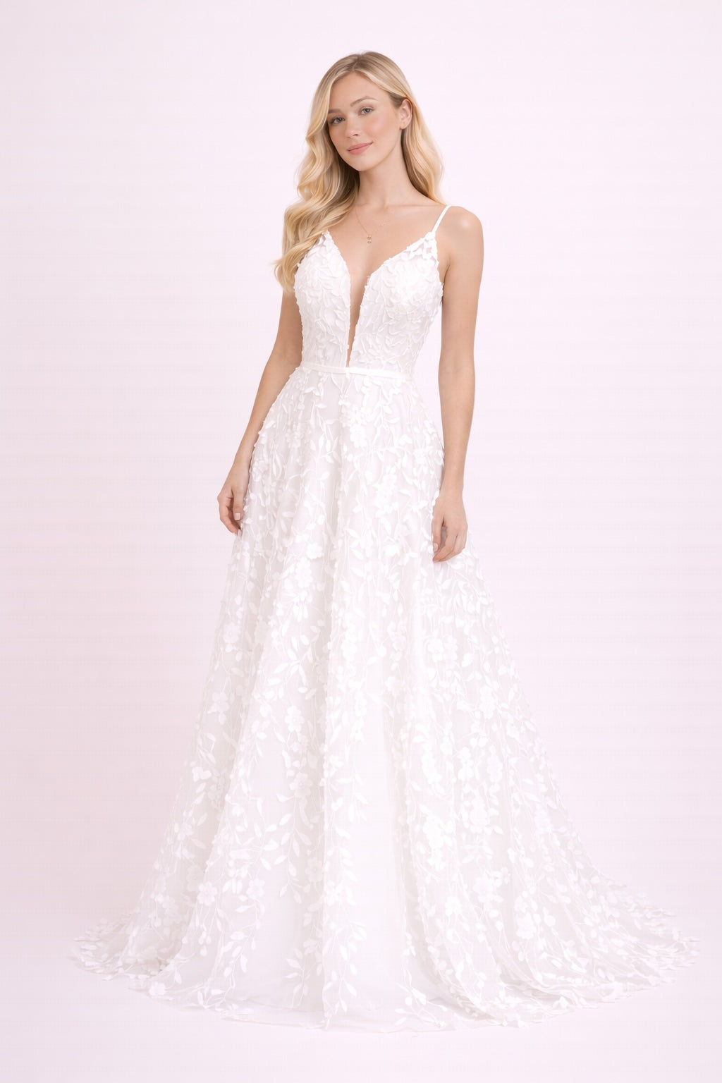 Robe de mariage avec décolleté V plongeant en tulle illusion broderies florales 3D fines bretelles dos en V et traîne légère | Dressie Dress - Dressie Dress