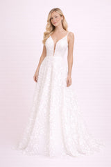 Robe de mariage avec décolleté V plongeant en tulle illusion broderies florales 3D fines bretelles dos en V et traîne légère | Dressie Dress - Dressie Dress