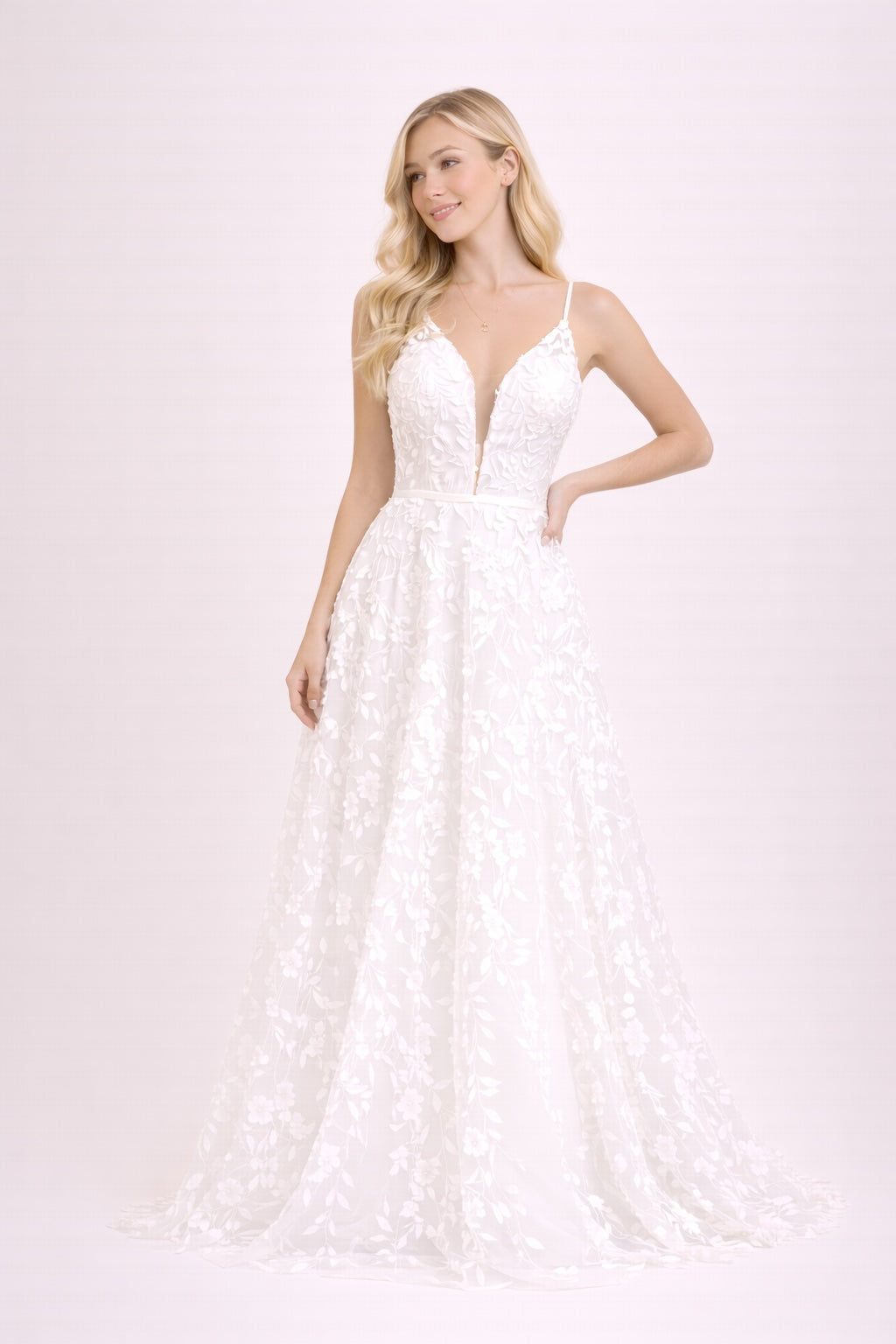 Robe de mariage avec décolleté V plongeant en tulle illusion broderies florales 3D fines bretelles dos en V et traîne légère | Dressie Dress - Dressie Dress