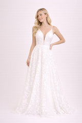 Robe de mariage avec décolleté V plongeant en tulle illusion broderies florales 3D fines bretelles dos en V et traîne légère | Dressie Dress - Dressie Dress