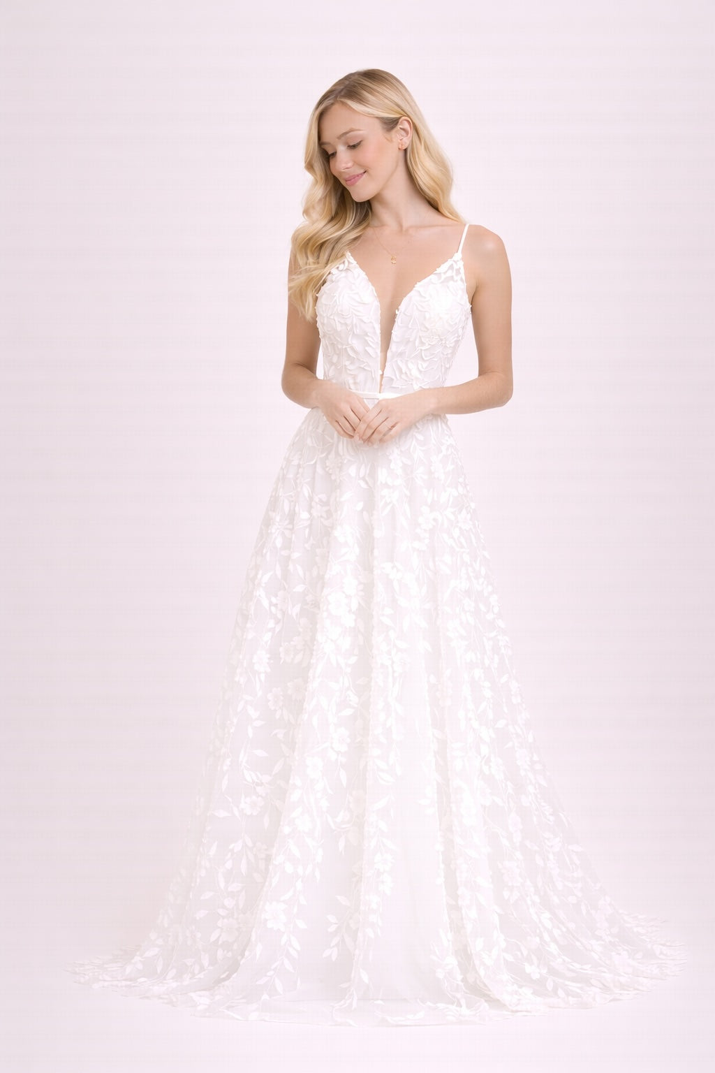 Robe de mariage avec décolleté V plongeant en tulle illusion broderies florales 3D fines bretelles dos en V et traîne légère | Dressie Dress - Dressie Dress