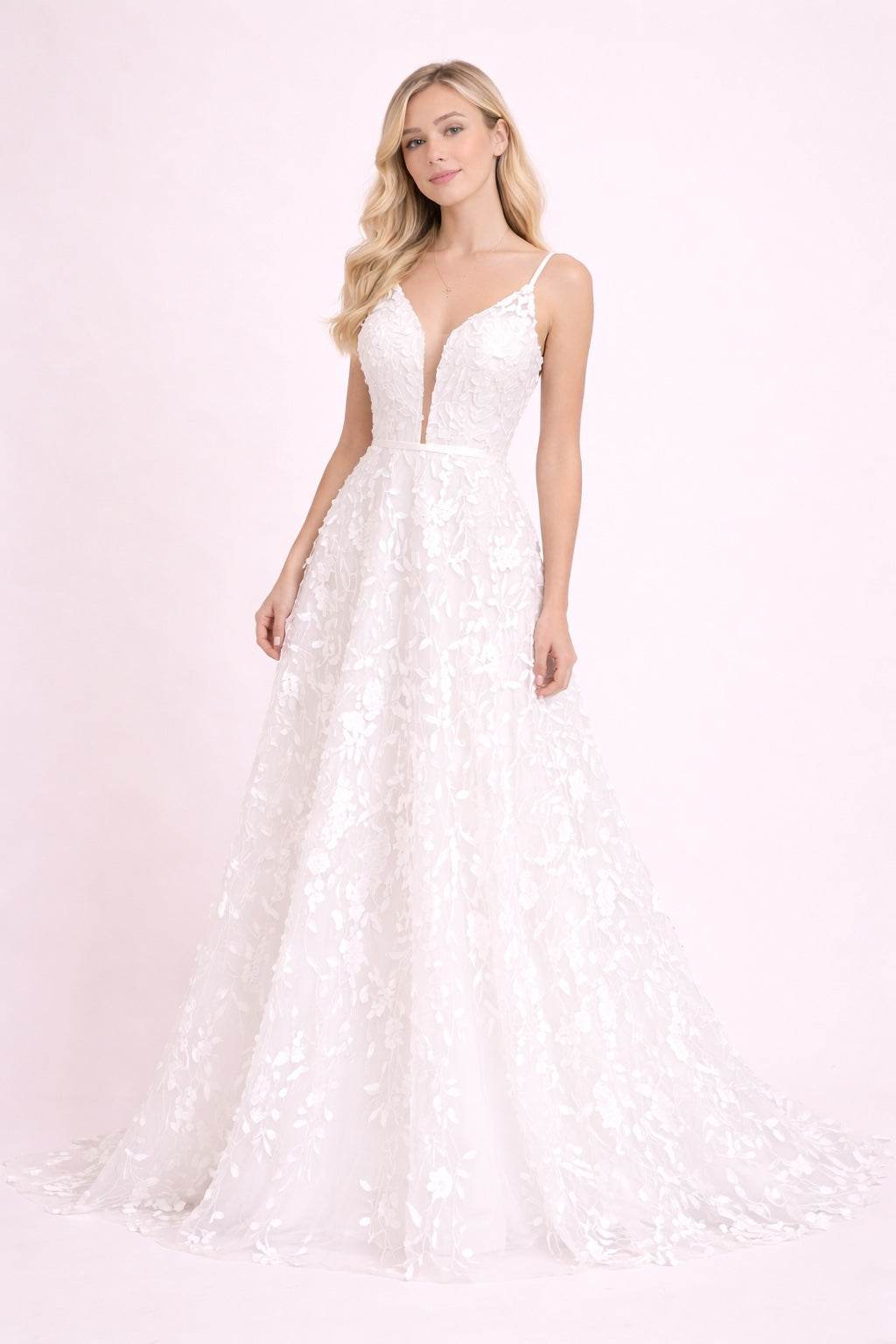 Robe de mariage avec décolleté V plongeant en tulle illusion broderies florales 3D fines bretelles dos en V et traîne légère | Dressie Dress - Dressie Dress
