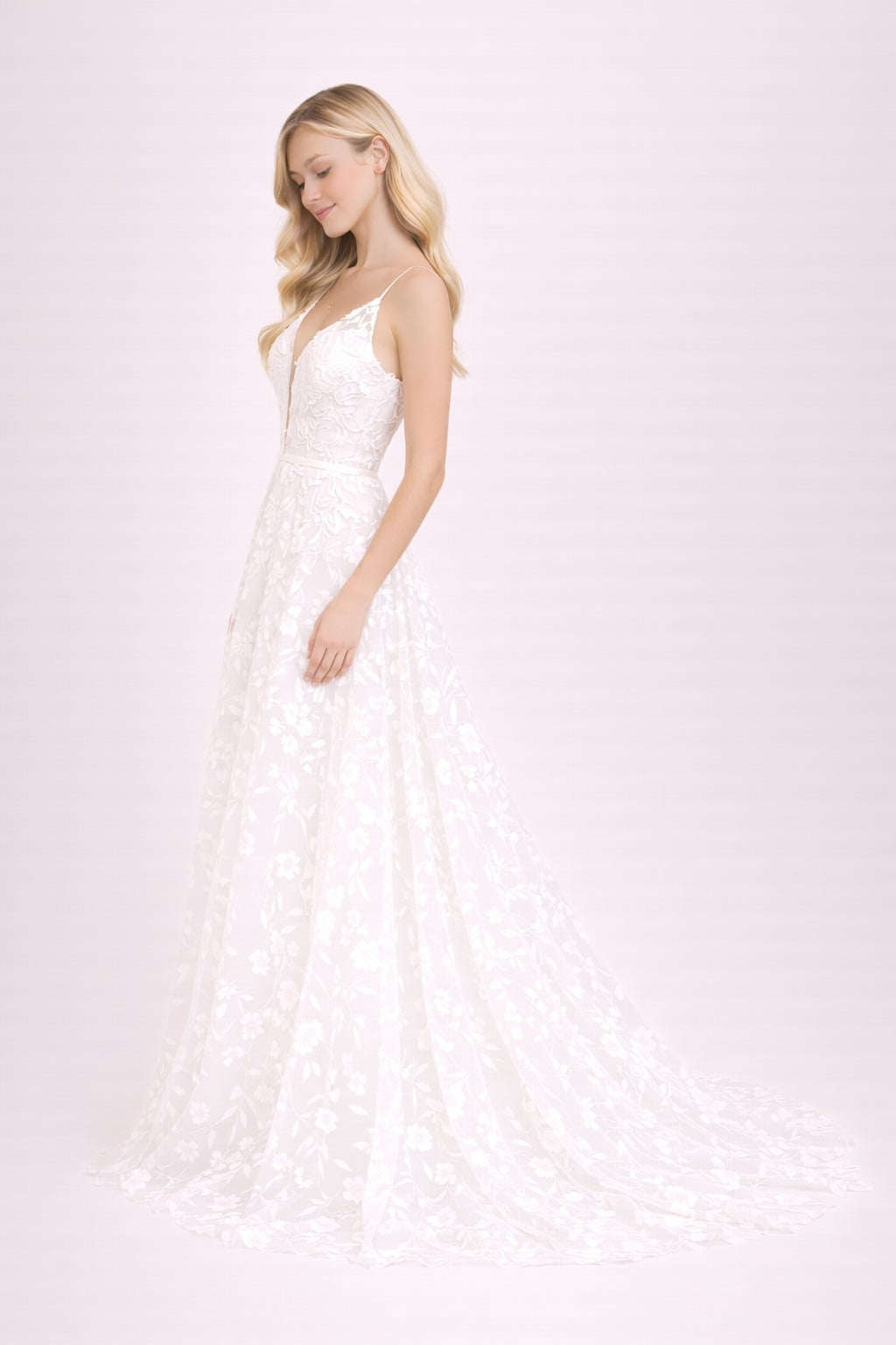 Robe de mariage avec décolleté V plongeant en tulle illusion broderies florales 3D fines bretelles dos en V et traîne légère | Dressie Dress - Dressie Dress