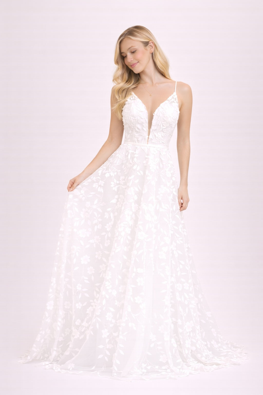 Robe de mariage avec décolleté V plongeant en tulle illusion broderies florales 3D fines bretelles dos en V et traîne légère | Dressie Dress - Dressie Dress